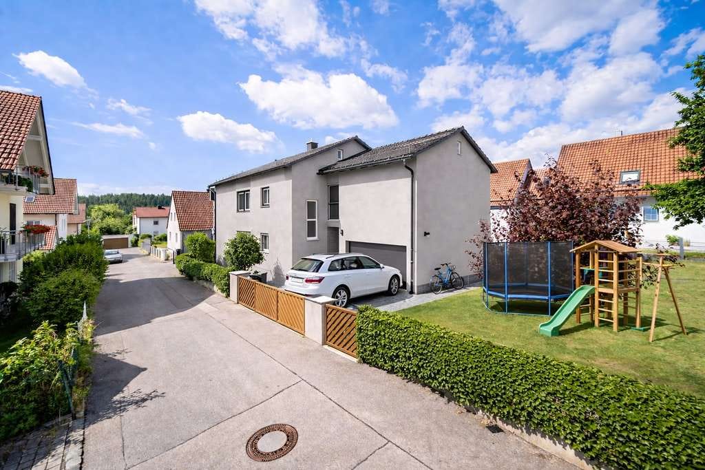 Immobilie in Taufkirchen - Großzügiges Einfamilienhaus mit zwei Wohnungen mit Potenzial in schöner Siedlungslage - Bild 1