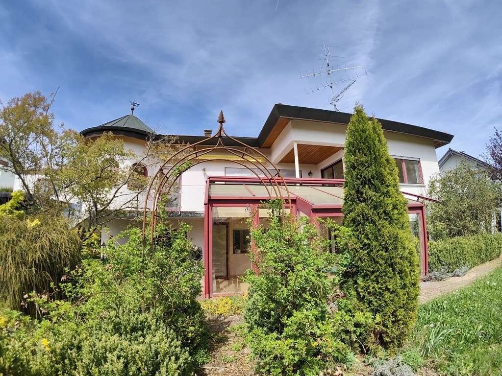 Immobilie in Dietingen - Einfamilienhaus mit Turmzimmer, Wintergarten und  Einliegerwohnung mit getrenntem Eingang. - Bild 2
