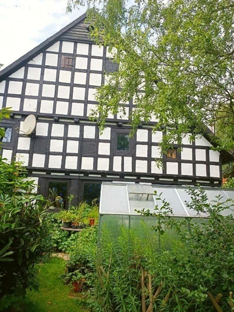 Immobilie in Preußisch Oldendorf - Fachwerkhaus mit großem, gepflegtem Grundstück, Gartenteich und Freizeitgebäude in ruhiger Lage - Bild 2
