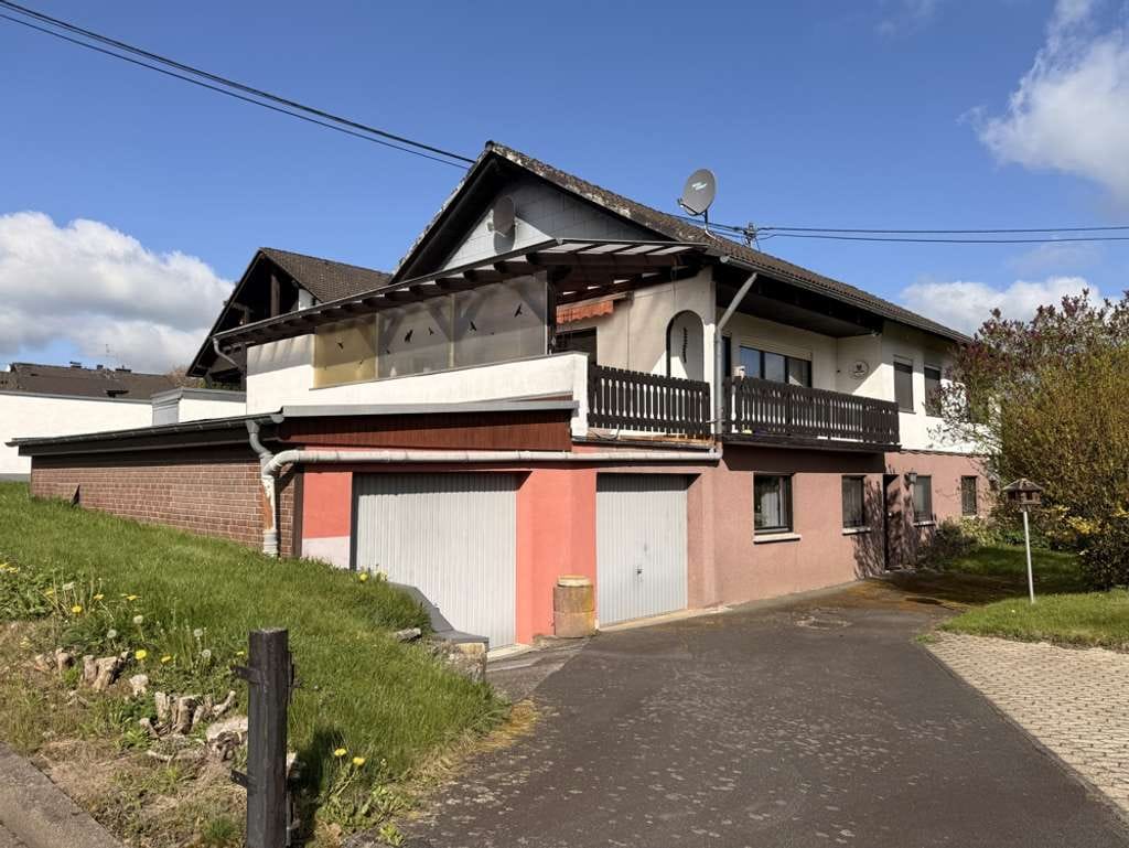 Immobilie in Raubach - Großzügiges Ein-/ Zweifamilienhaus mit großem Grundstück und zwei Garagen! - Bild 1