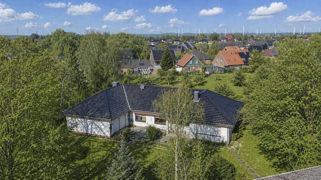 Immobilie in Nortorf - Komfortables Wohnen auf einer Ebene – Bungalow mit exklusiver Wellnessoase und Indoor-Pool - Bild 0