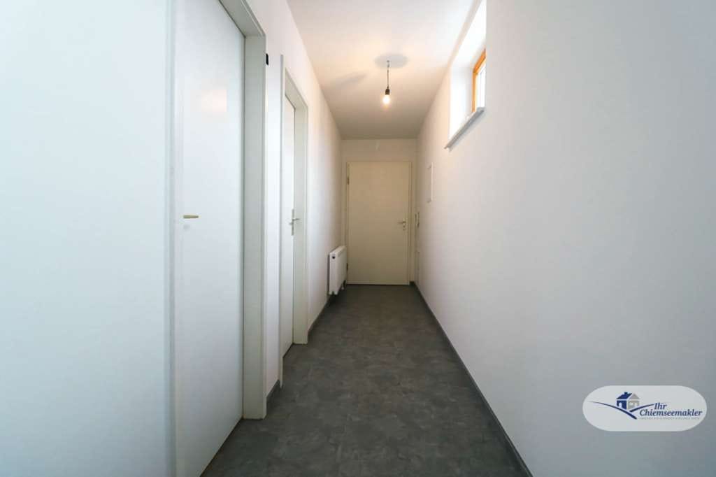 Immobilie in Bernau am Chiemsee - Renovierte Maisonettewohnung mit lichtdurchflutetem Wohnbereich und Balkon - Bild 2