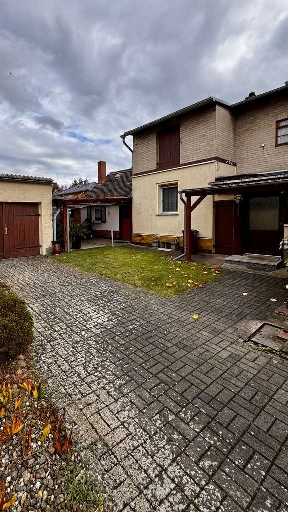 Immobilie in Tangerhütte - Doppelhaushälfte mit Auffahrt, Garage, Garten und Nebengelass - Bild 1