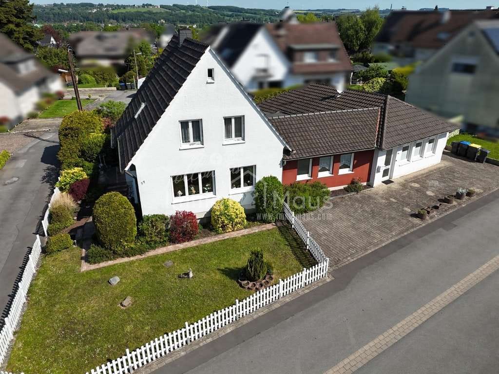 Immobilie in Menden - Platz für Generationen, Familie und Lebensträume – Einfamilienhaus mit ebenerdiger Einliegerwohnung - Bild 0