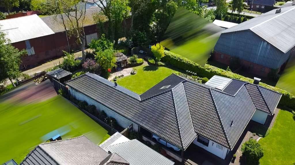 Immobilie in Weddingstedt - Großzügiger Winkelbungalow in ruhiger Wohnlage mit Ausbaureserve und gepflegtem Garten - Bild 1