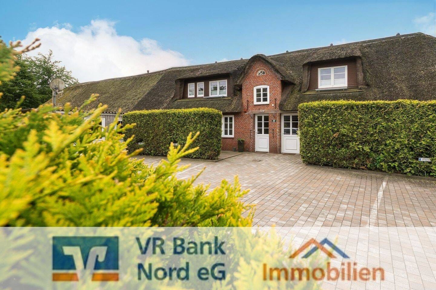 Immobilie in Niebüll - Attraktive Rendite durch Vermietung in Zentrumslage - aufwendig mod. Friesenhaus unter Reet mit 2 WE - Bild 0