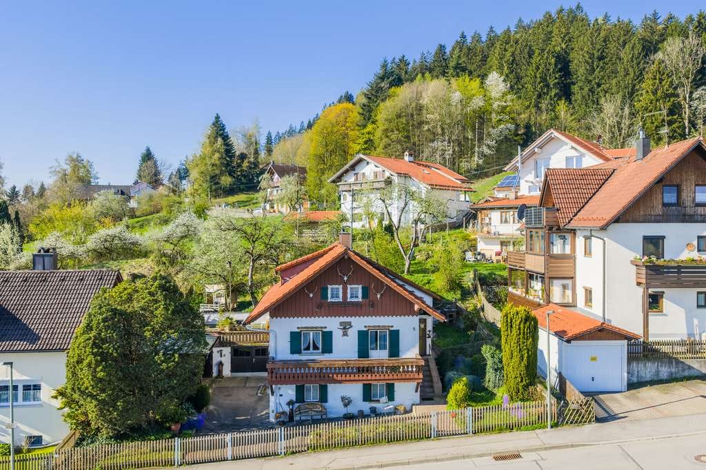 Immobilie in Peiting - Liebhaberobjekt in Peiting: Charmantes Einfamilienhaus mit Weitblick in ruhiger Lage - Bild 0
