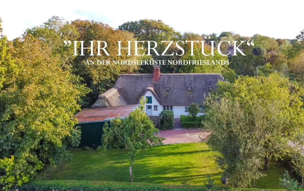 Immobilie in Tetenbüll - Wo die Nordsee das Herz berührt – historisches Reetdachhaus in Traumlage! - Bild 0