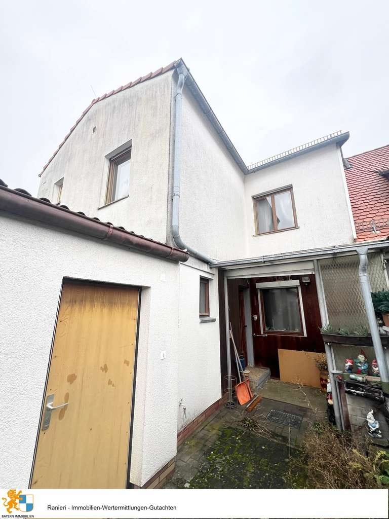 Immobilie in Neumarkt in der Oberpfalz - Renovierungsbedürftiges Reihenhaus mit Potenzial in begehrter Lage von Neumarkt - Bild 1