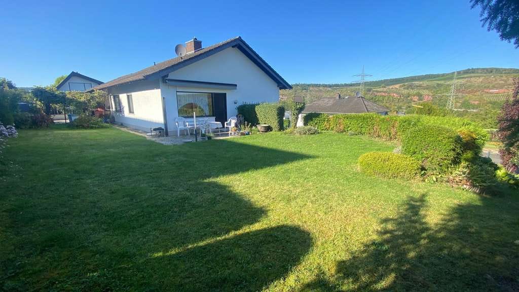 Immobilie in Windesheim - Gepflegtes Einfamilienhaus mit Garage und Garten in Ortsrandlage und Panoramablick  - von privat - - Bild 0