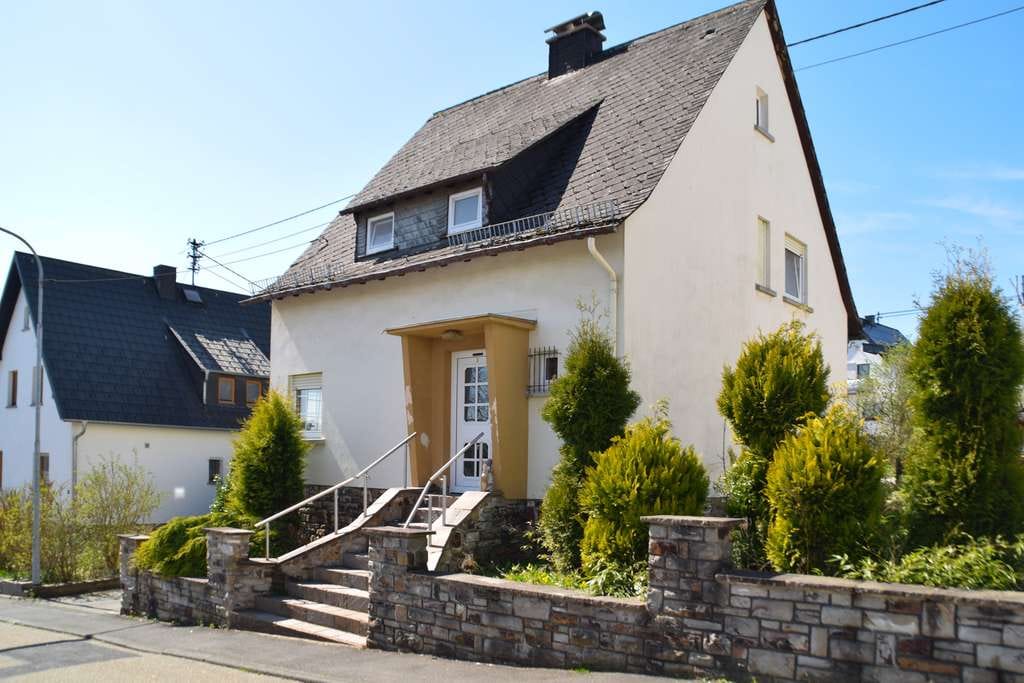 Immobilie in Ransbach-Baumbach - Familienfreundliches Wohnen in bester Lage – Haus mit großem Garten mitten in Ransbach-Baumbach! - Bild 2