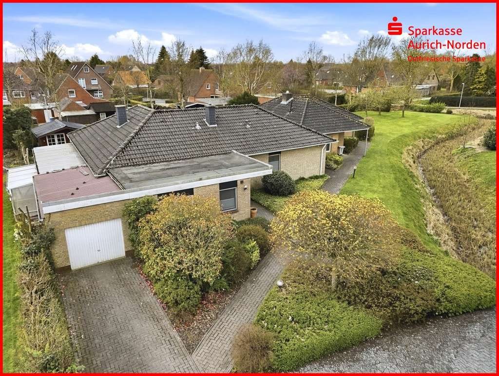 Immobilie in Krummhörn - Ebenerdiges Zweifamilienhaus in zentraler, bevorzugter Wohnlage von Pewsum - Bild 0