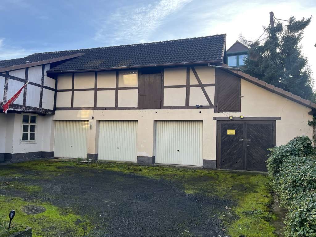 Immobilie in Göttingen - Gut erhaltenes Wohnhaus mit 6 Wohneinheiten und Nebengebäude in Göttingen-Holtensen - Bild 1