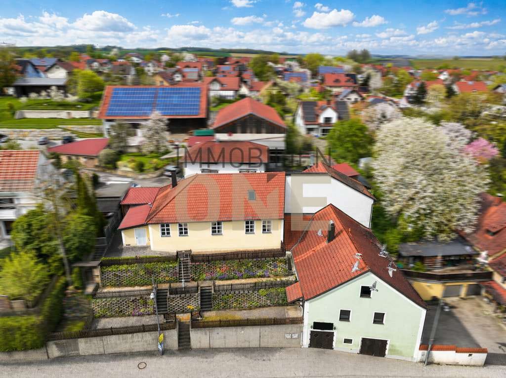 Immobilie in Schierling - Kernsaniertes Einfamilienhaus mit Doppelcarport, Garage und Holzscheune - Bild 1