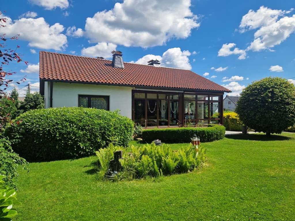 Immobilie in Weitefeld - Tolles Einfamilienhaus im Bungalowstil mit wunderschönem parkähnlichen Gartengrundstück in Weitefeld - Bild 4