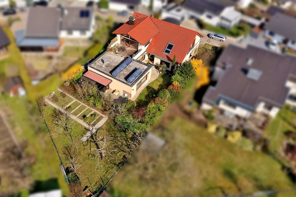 Immobilie in Bruchsal - Wohnen in höchster und bester Lage: 1-2-Familienhaus mit herrlicher Fernsicht direkt am Ortsrand - Bild 3