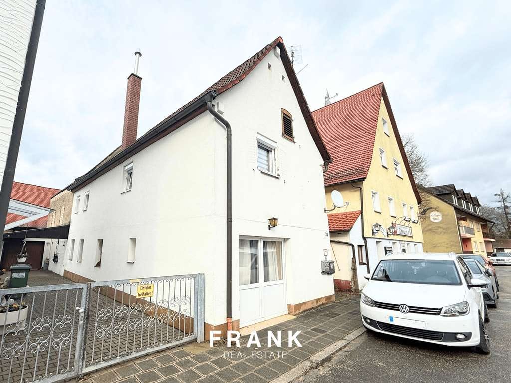Immobilie in Lauf an der Pegnitz - Kleines Zweifamilienhaus mit vermieteter Erdgeschosswohnung in Lauf a. d. Pegnitz - Bild 0