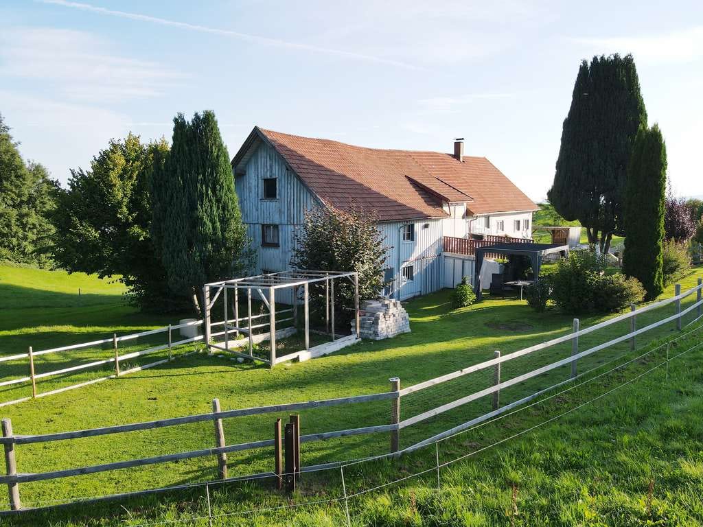 Immobilie in Scheidegg - Historisches Bauernhaus in Toplage – Rückzug mit Privatsphäre und fußläufiger Infrastruktur - Bild 1