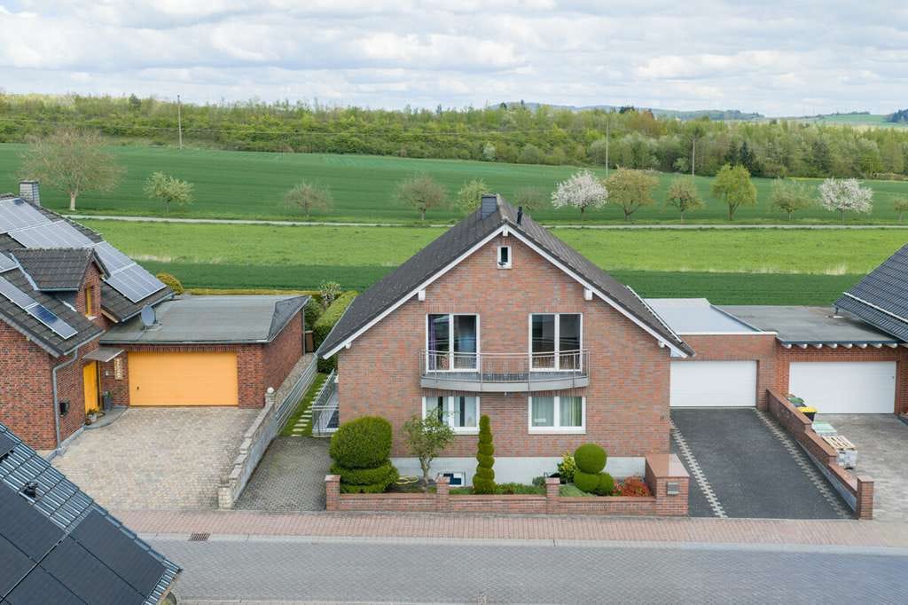 Immobilie in Großholbach - Großes Wohnhaus mit Grundstück und Garage in ruhiger Lage! - Bild 0