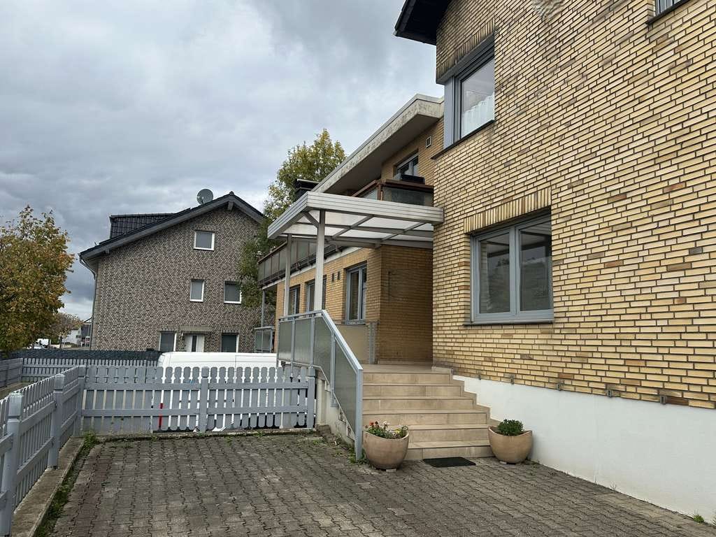Immobilie in Niederzier - Schickes, modernes 2-Familienhaus mit drei Garagen in 52382 Niederzier - Bild 1