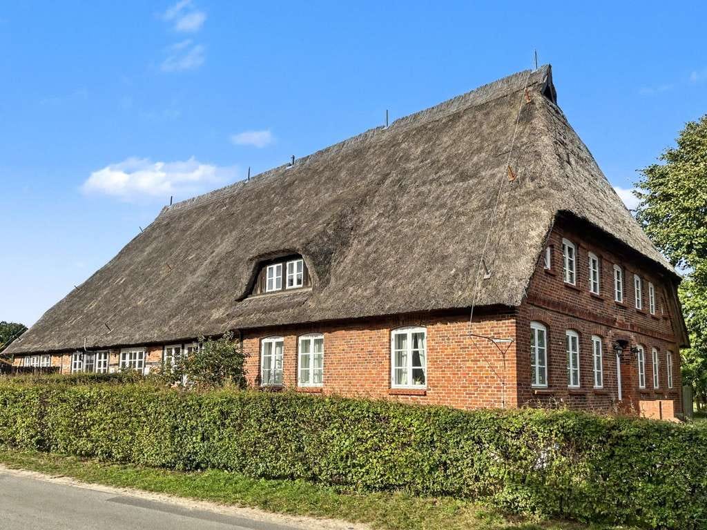 Immobilie in Rehna - Gut vermietete 2-Zimmer-Wohnung im Erdgeschoss in zauberhaftem reetgedeckten Hofgebäude in Thandorf - Bild 0