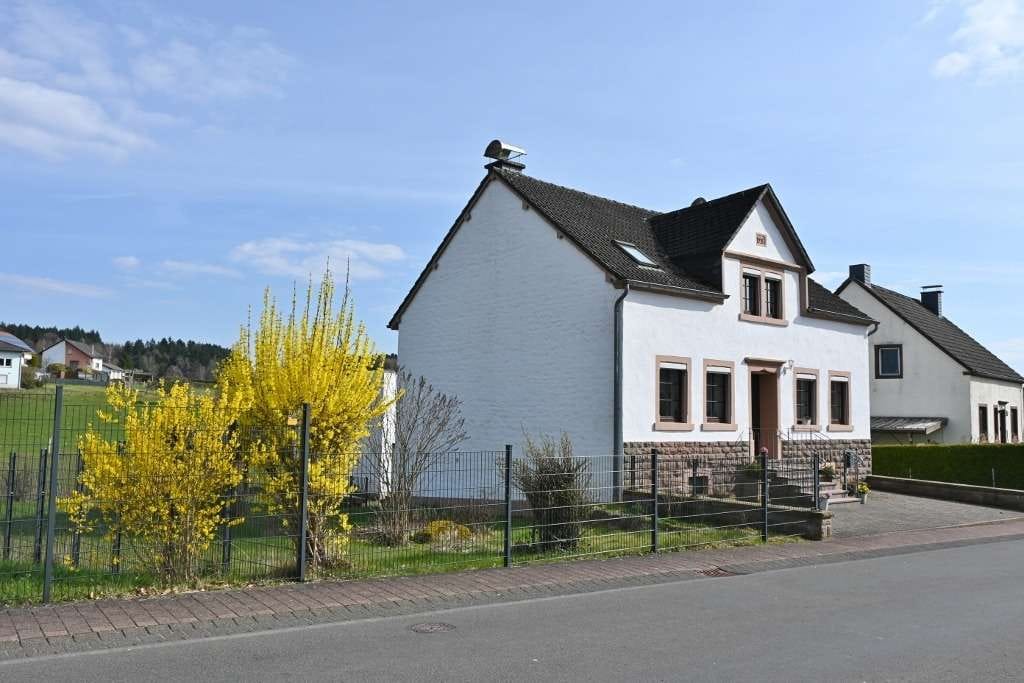 Immobilie in Neuheilenbach - **Charmantes Eifelhaus mit Garten und Doppelgarage** - Bild 1