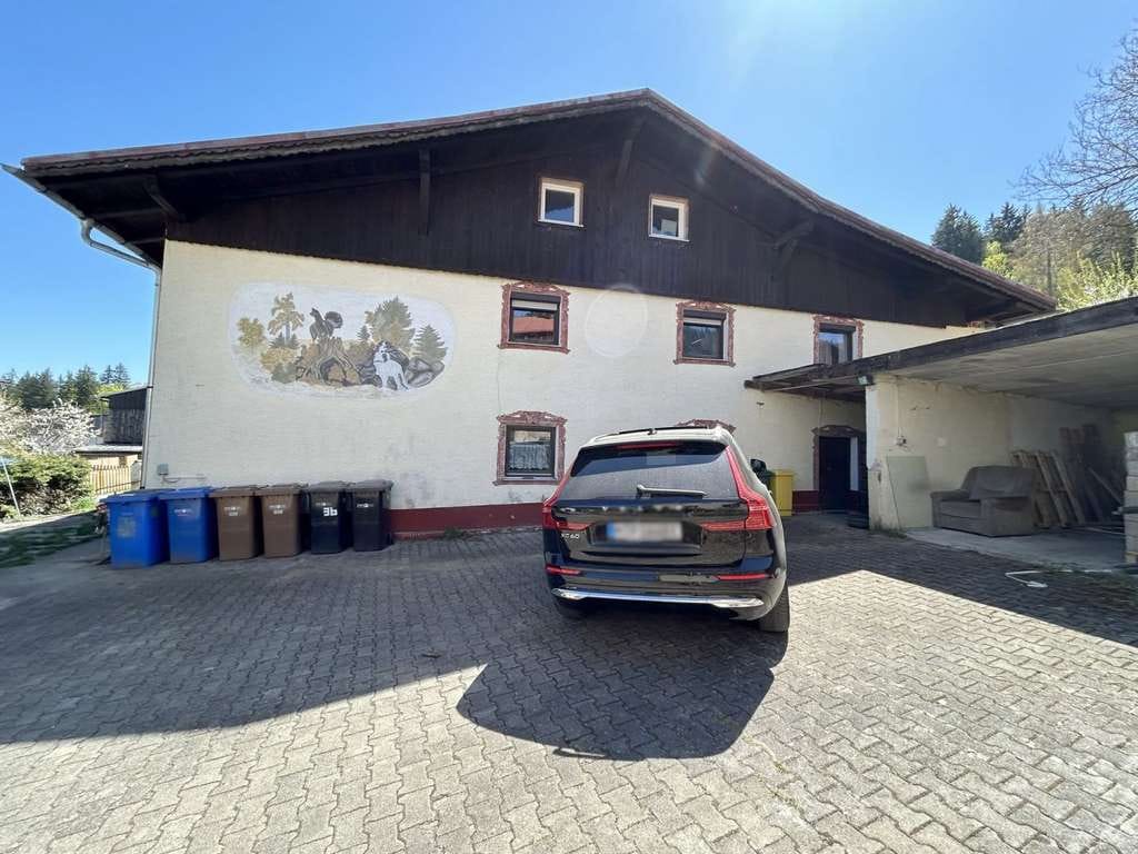 Immobilie in Bayerisch Eisenstein - Bayerisch Eisenstein: Historisches Haus mit vier Wohnungen und viel Potenzial, teils vermietet - Bild 2