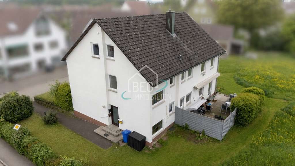 Immobilie in Durlangen - Solides Zweifamilienhaus mit großem Baugrundstück und Ausbaureserve - Bild 2