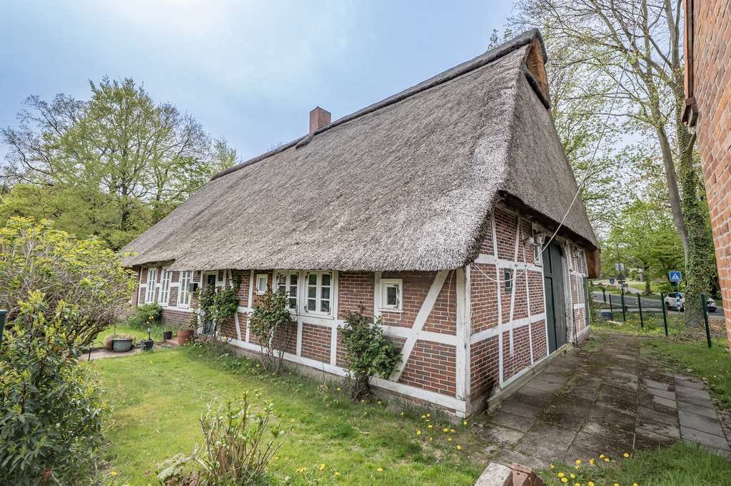 Immobilie in Dollern - Historisches Reetdachhaus im Dollener Ortskern sucht einen neuen Eigentümer! - Bild 0