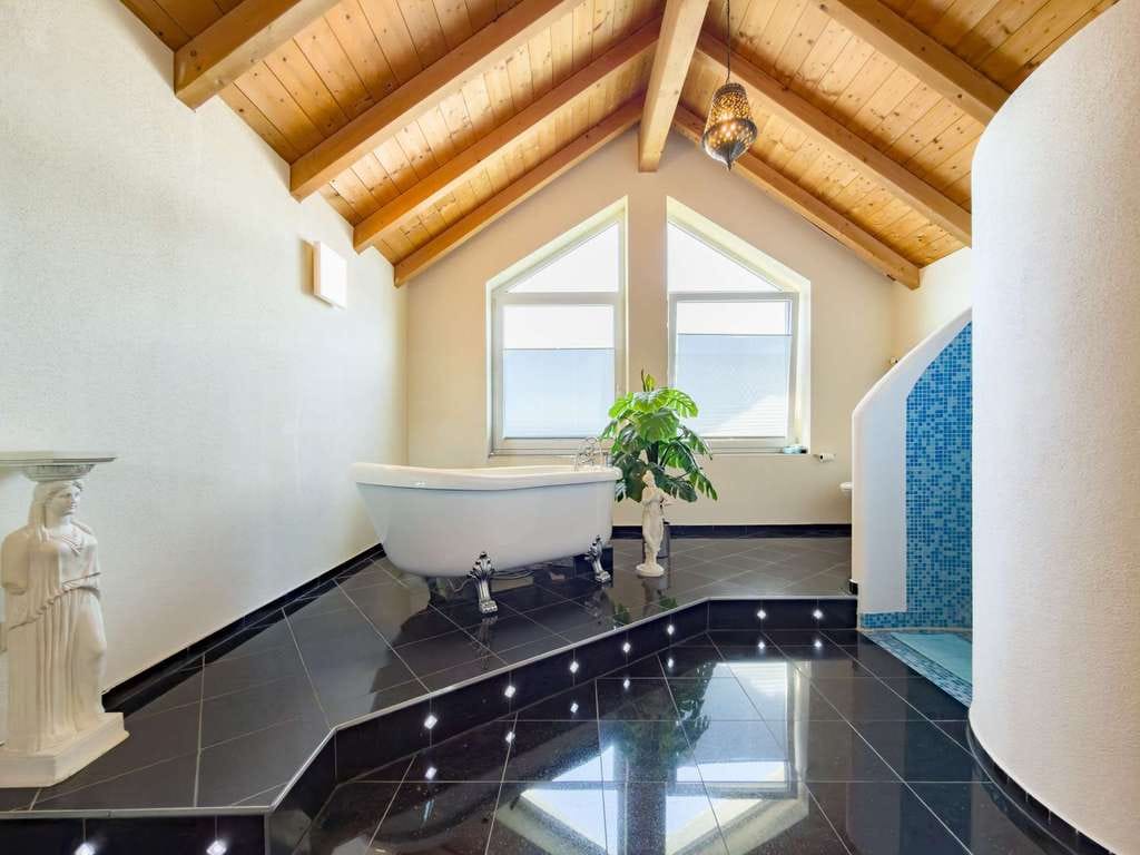 Immobilie in Tettenweis - Großzügiges Familienhaus mit Pool, Wellnessbad und Traumgarten - Bild 3