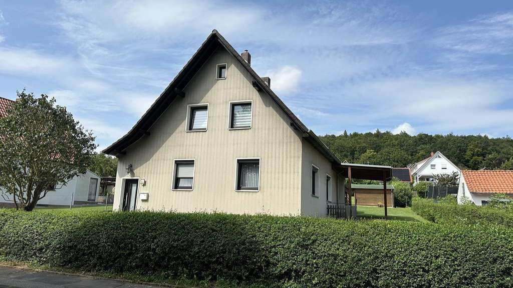 Immobilie in Hahausen - Modernisiertes 10-Zimmer Haus in Hahausen mit Garten und Garage - Bild 1