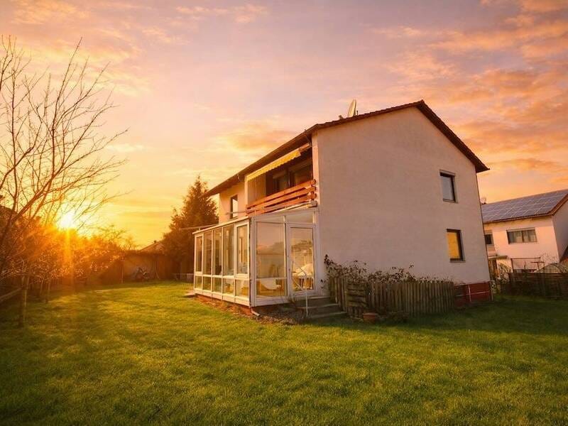 Immobilie in Pfeffenhausen - Charmantes Zweifamilienhaus mit Wintergarten, Balkon und großem Garten - liebevoll modernisiert - Bild 0