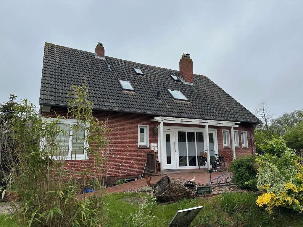 Immobilie in Langeoog - Interessantes freistehendes Einfamilienhaus mit zwei Wohnungen und einem Nebengebäude - Bild 0
