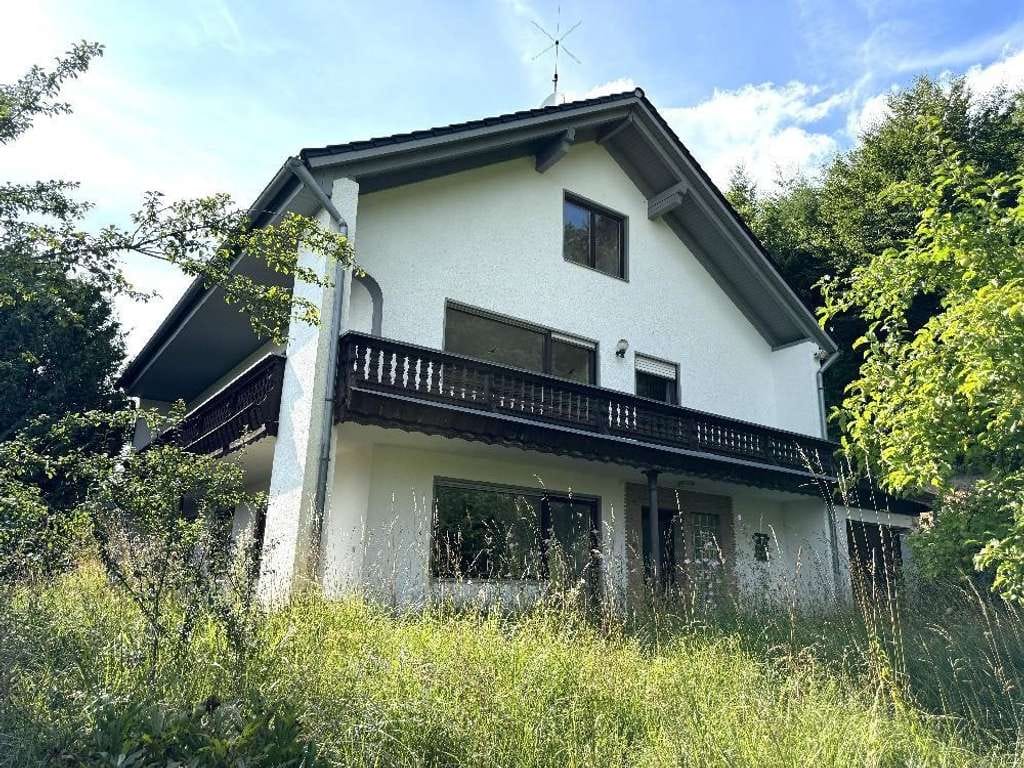 Immobilie in Aichach - Am Waldrand gelegenes Zweifamilienhaus - renovierungsbedürftig - Bild 0