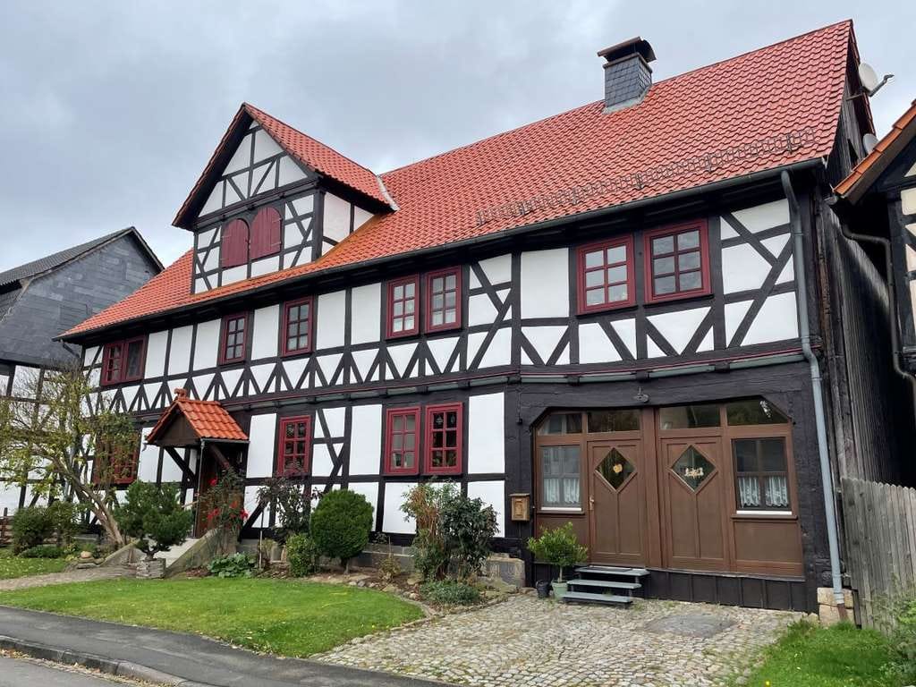 Immobilie in Staufenberg - Staufenberg, OT, Schönes Zweifamilien-Fachwerkhaus mit riesigem Grundstück - Bild 1
