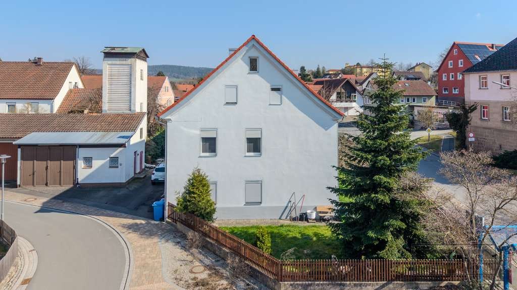 Immobilie in Himmelkron - Top-Renditeobjekt in Himmelkron – Vollvermietetes Mehrfamilienhaus mit neuem Dach! - Bild 1