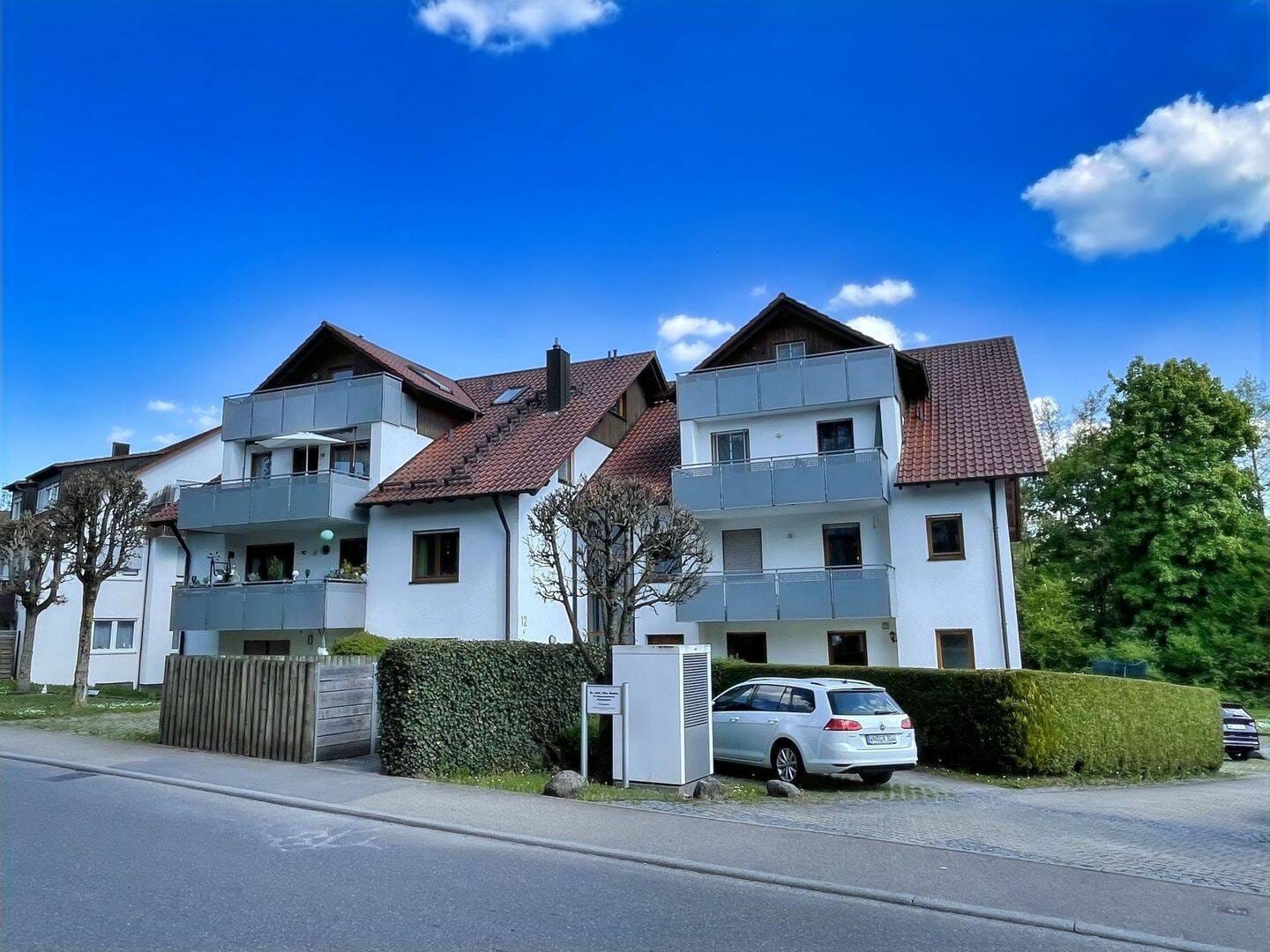 Immobilie in Weissach im Tal - Maisonette mit neuer Wärmepumpe, zwei Balkonen & Stellplätzen  - Bild 1