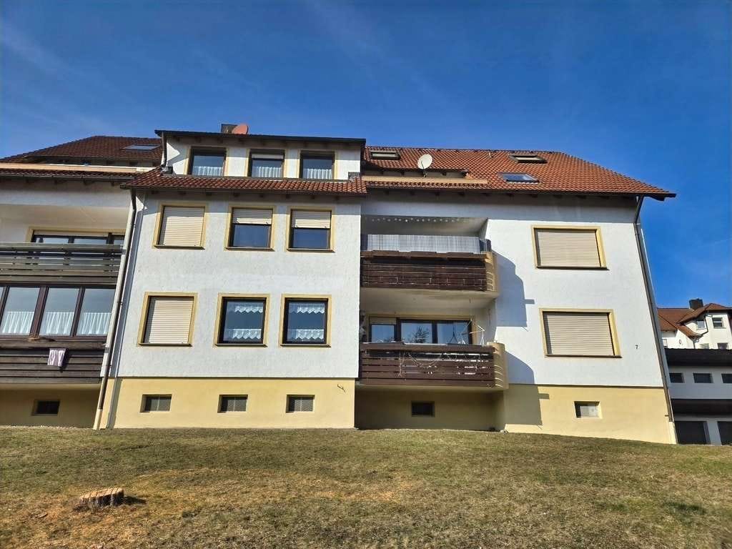 Immobilie in Ebern - Schöner Ausblick inklusive - 5 Zi-Dachwohnung (ca. 110 m²) mit Balkon, Keller u. Garagenstellplatz - Bild 2