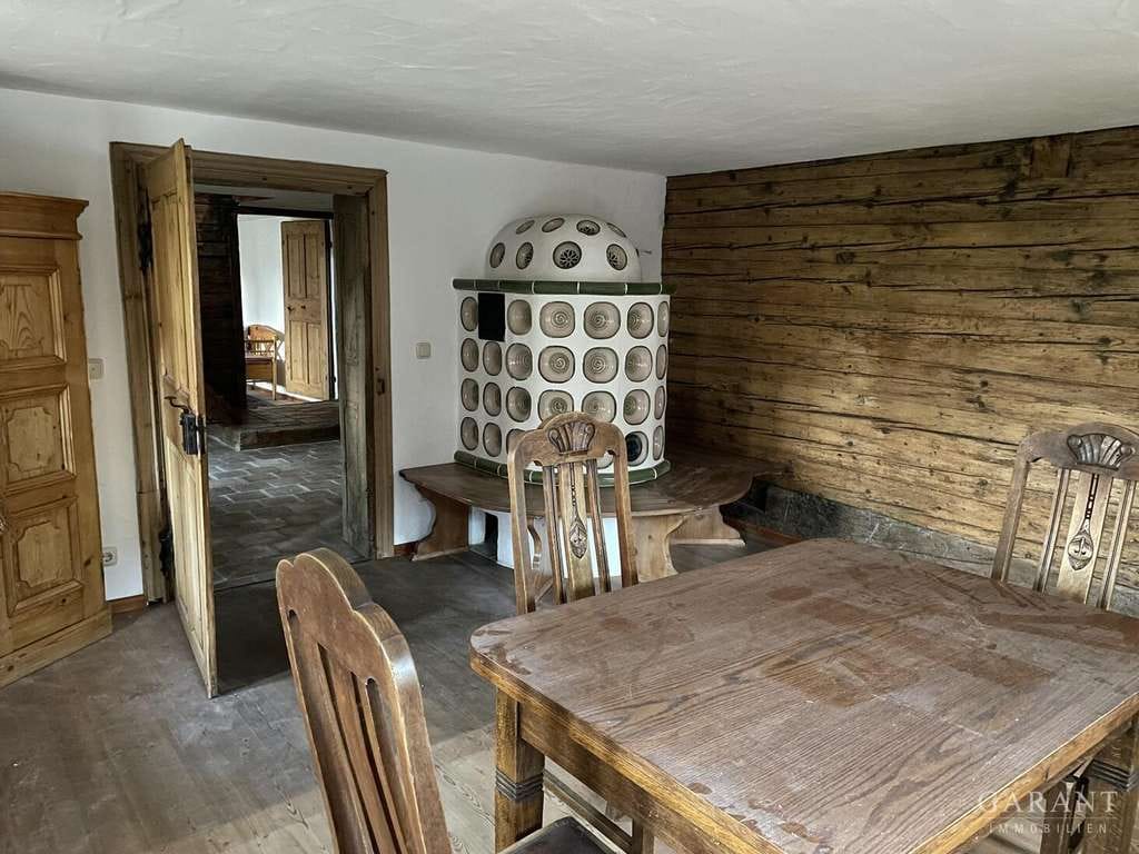 Immobilie in Saaldorf-Surheim - Historisches Bauernhaus mit Ausbauchance: Viel Platz zum Wohnen, Arbeiten und Wachsen - Bild 3