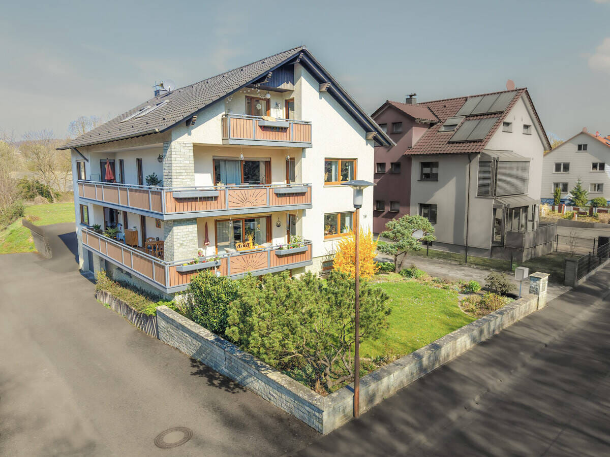 Immobilie in Goldbach - DIETZ: 3-Familienhaus mit 3 Balkonen, 2 Garagen, WEG - geteilt - 3-fach-Verglasung - Pelletsheizung - Bild 1