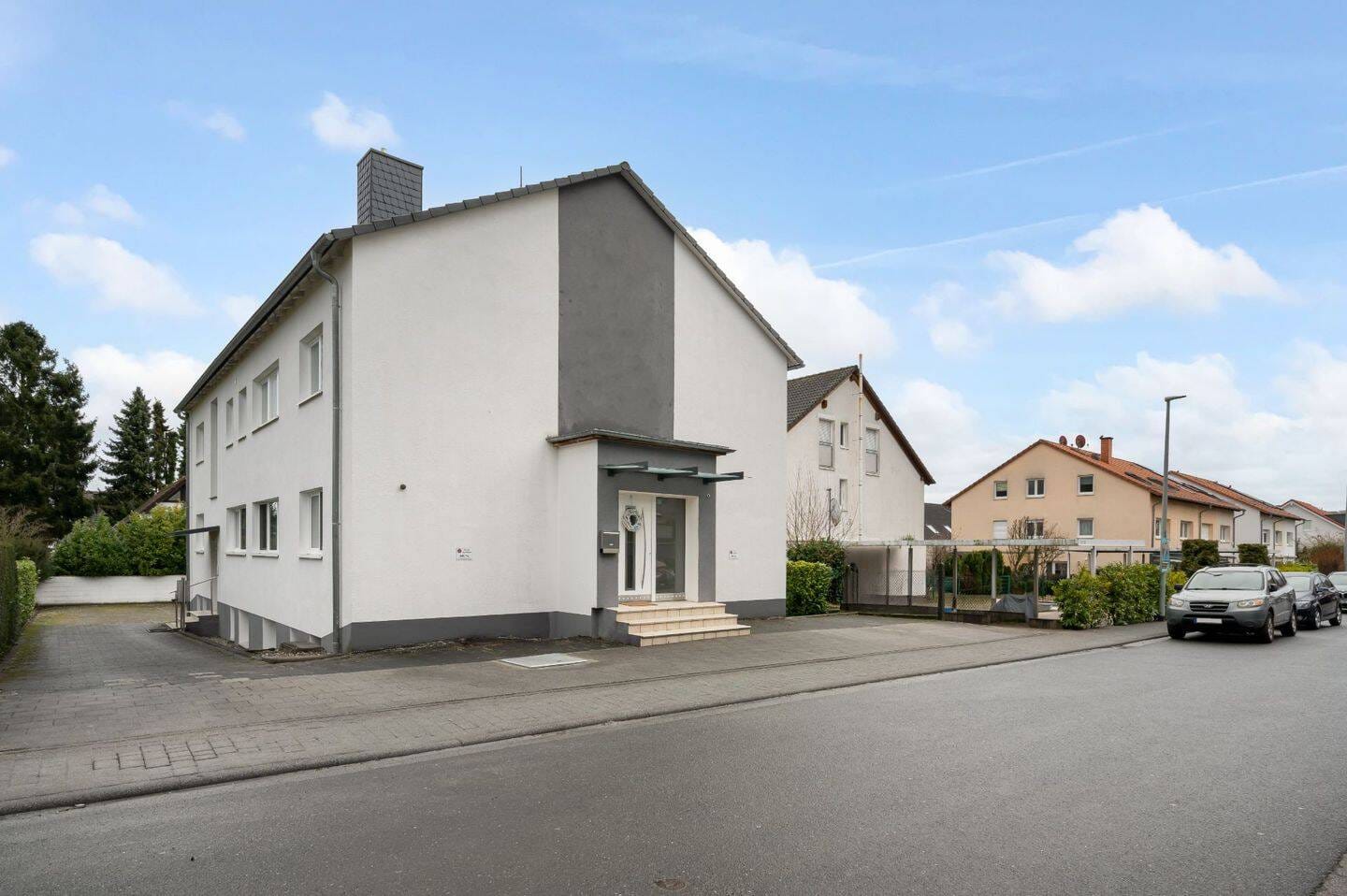 Immobilie in Schwalbach - Zuhause und Kapitalanlage: Saniertes Mehrfamilienhaus grün und zentrumsnah in Schwalbach/Ts. - Bild 1