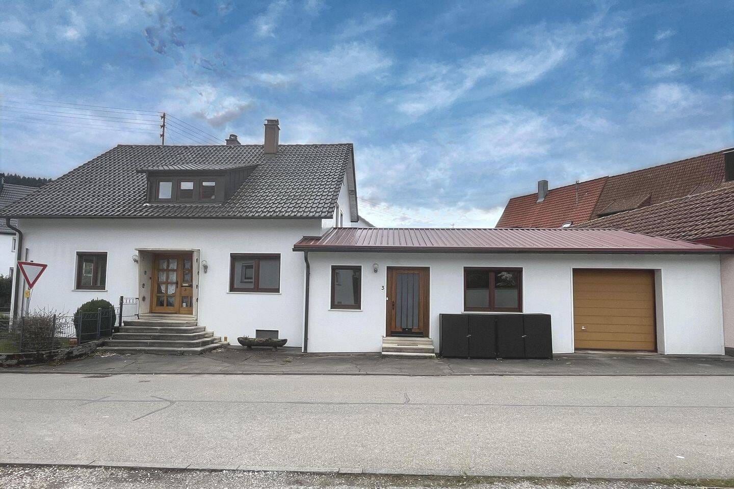 Immobilie in Wehingen - Wohnhaus mit Gewerbemöglichkeit und 4 Garagen in Wehingen - Bild 2