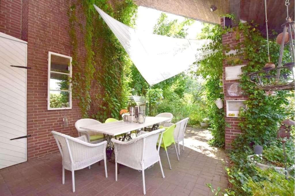 Immobilie in Rühen - Großes Architektenhaus mit schönem Garten... - Bild 2