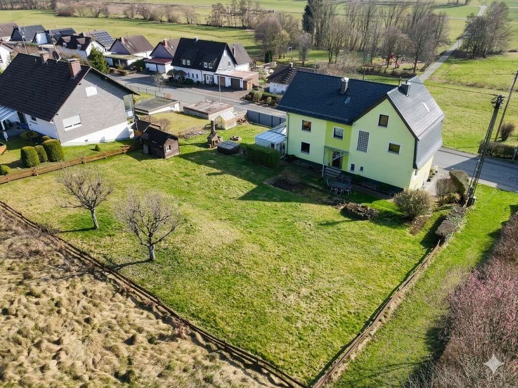 Immobilie in Netphen - VR IMMO: Familienfreundliches Einfamilienhaus mit vielseitigem Wohnkonzept, großem Garten und Sauna! - Bild 3