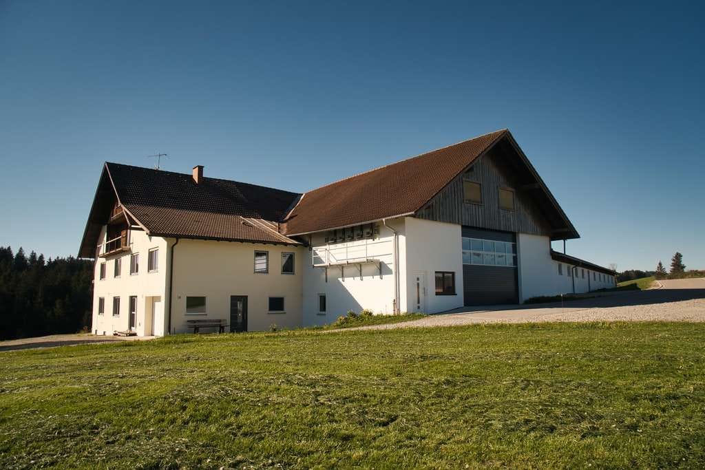 Immobilie in Wiggensbach - Bauernhaus in Alleinlage mit 4.000 m² Grund bei Kempten Gewerbe- bzw. Lagerfläche 953 m² - Bild 0