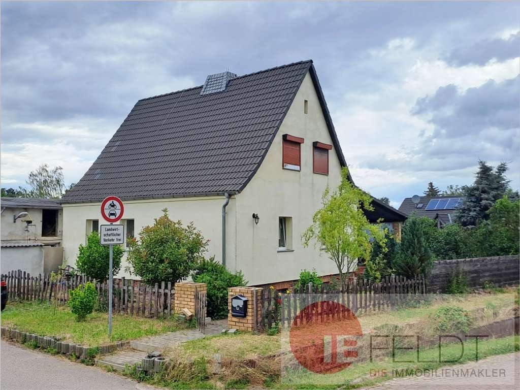 Immobilie in Petersberg - Teilmodernisiertes Einfamilienhaus mit überdachter Terrasse, Nebengelass, Garage + großem Grundstück - Bild 0