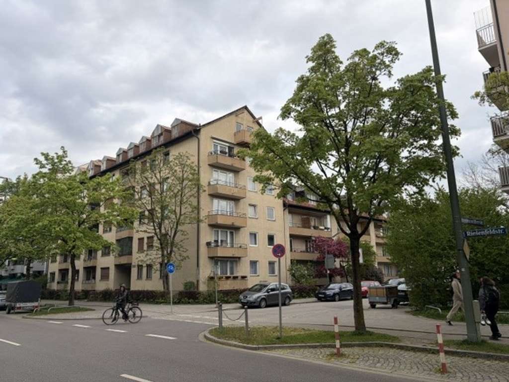 Immobilie in München - Brück Immobilien - Vermietete 4 Zi.-Eigentumswohnung mit Balkon - Bild 0