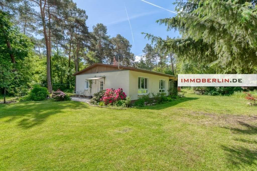 Immobilie in Bad Saarow - IMMOBERLIN.DE - Bungalow mit Nebengebäude auf naturschönem Grundstück in Südausrichtung - Bild 1