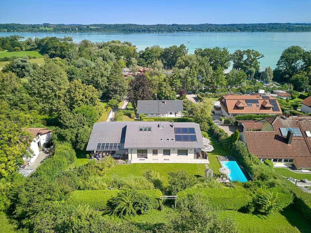 Immobilie in Eching am Ammersee - Familienvilla mit Pool, luftigem Strandhausflair, Seeblick, Lift und Einliegerwohnung in Seenähe - Bild 0