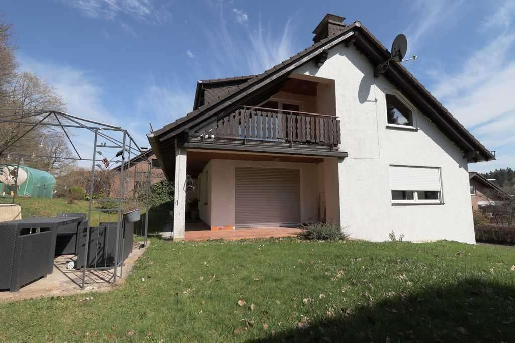 Immobilie in Daun - In Daun, freistehendes Zweifamilienhaus mit Doppelgarage und groβem Grundstück. - Bild 2